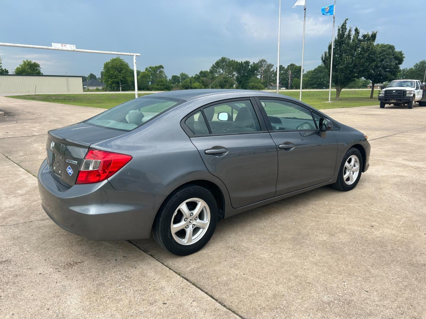 2012 GRAY /Gray Honda Civic CNG Sedan 5-Speed AT (19XFB5F56CE) with an 1.8L L4 SOHC 16V CNG engine, 5-Speed Automatic transmission, located at 17760 Hwy 62, Morris, OK, 74445, (918) 733-4887, 35.609104, -95.877060 - Photo#4